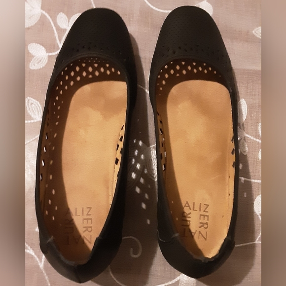 Naturalizer laser cut Leather low Heels Pumps - Picture 7 of 7